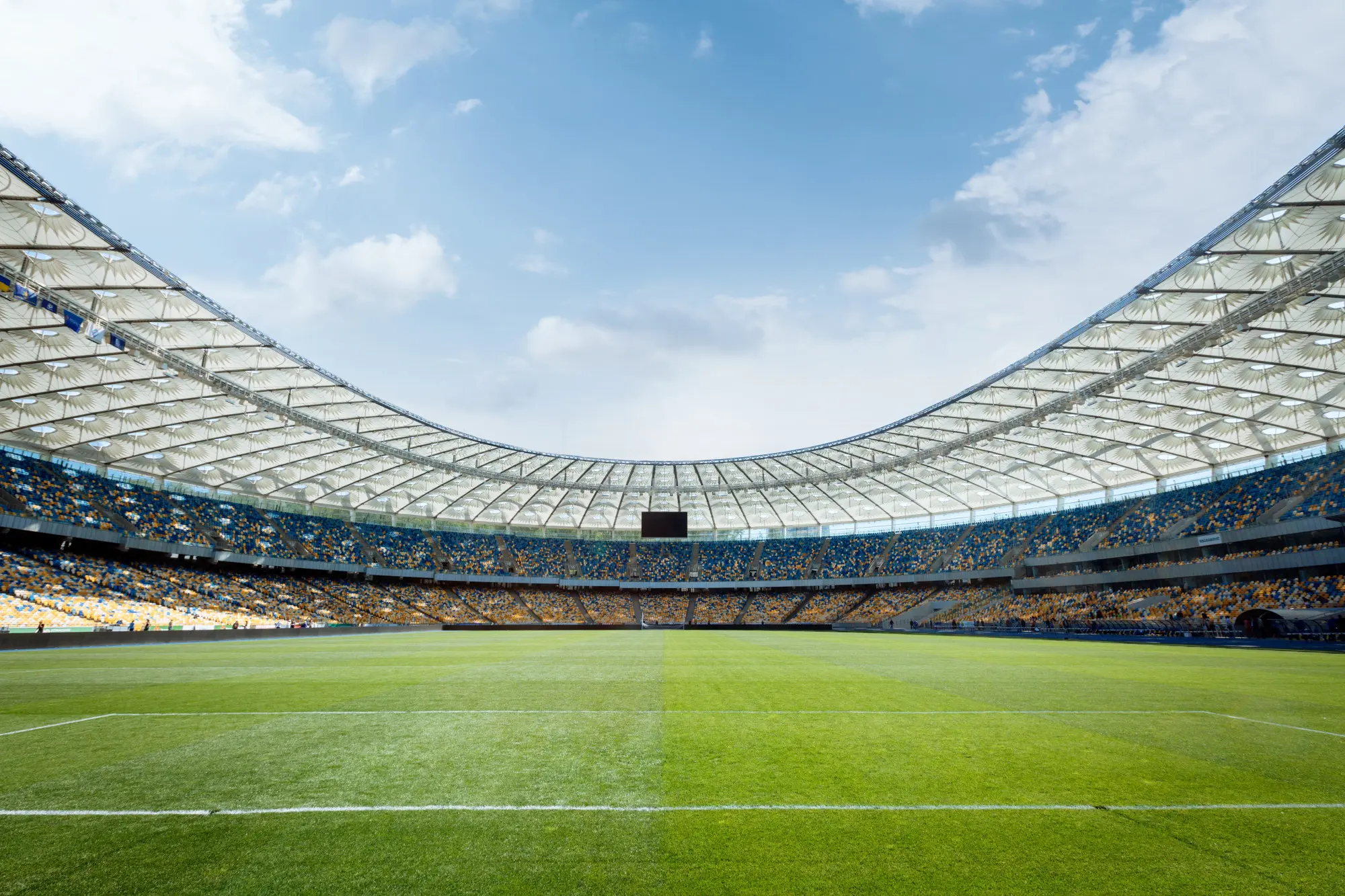 Pusty stadion piłkarski z trybunami